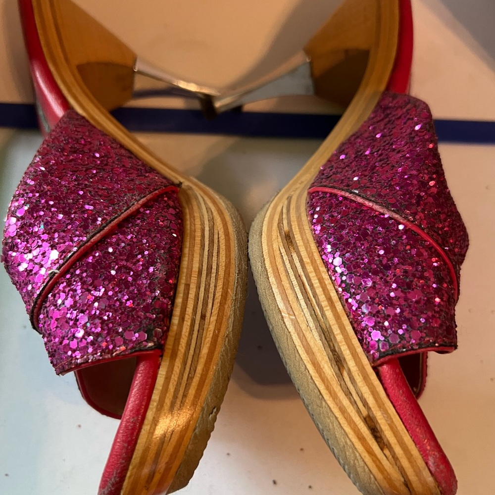 Betsey Johnson fuschia glitter Polly’s💖 - Picture 3 of 3